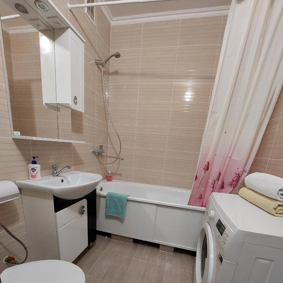 Новобудова Центр Apartment Lutsʼk Exterior foto