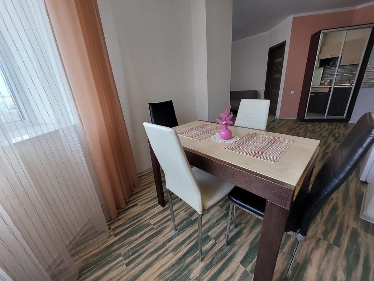 Новобудова Центр Apartment Lutsʼk Exterior foto