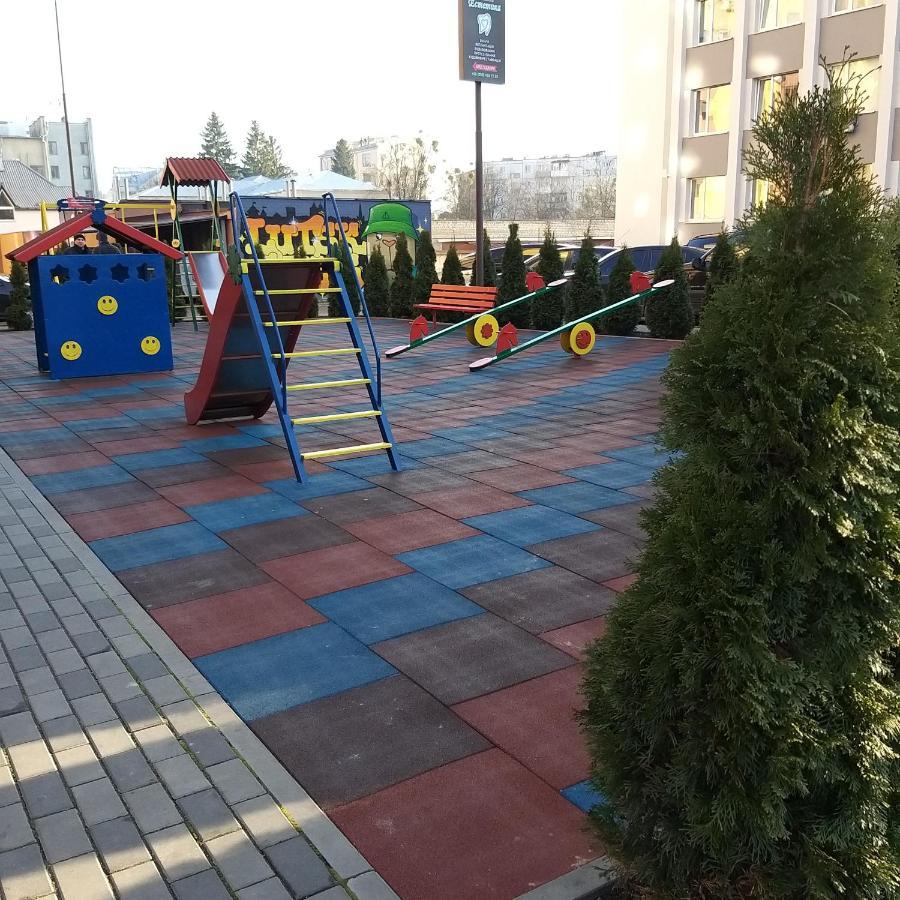 Новобудова Центр Apartment Lutsʼk Exterior foto